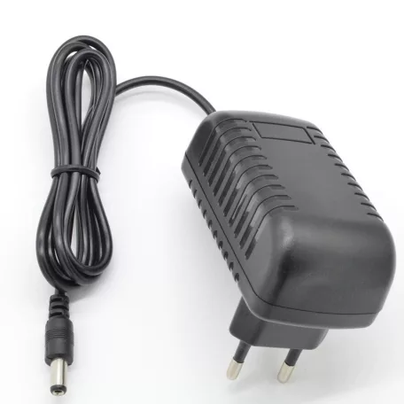 Univerzális hálózati adapter tápegység, 12V/2A kimenet, Ø5.5/2.5mm csatlakozó, fekete
